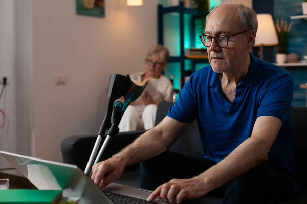 What specific stretches should golfers perform to prevent shoulder injuries?