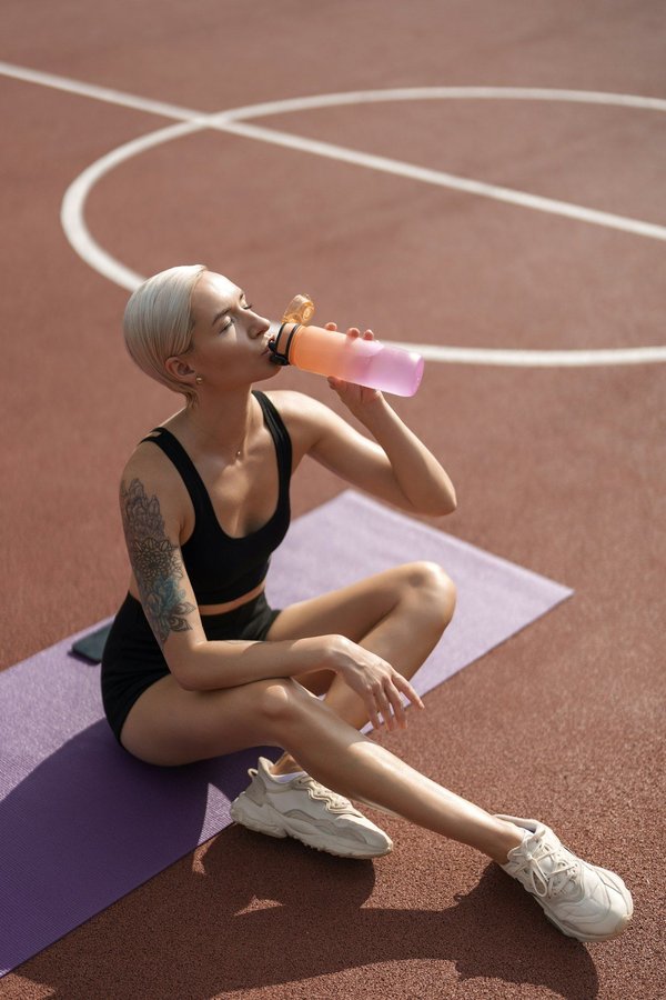 How does proper hydration affect mental clarity in esports competitors?